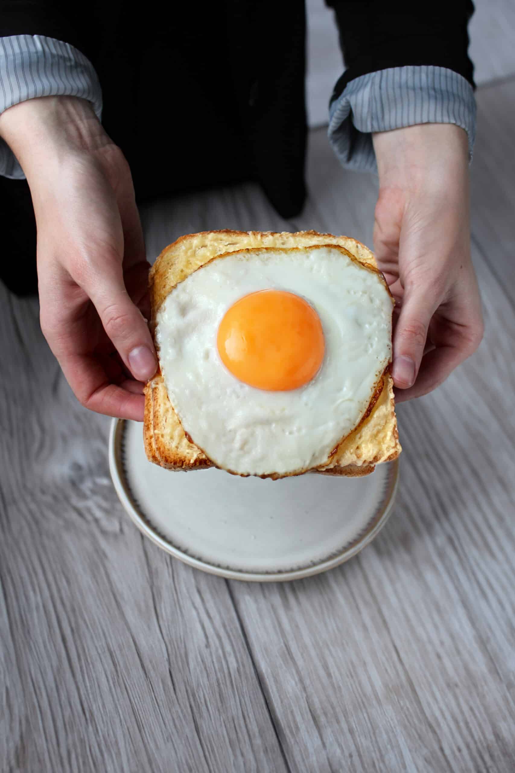 Lire la suite à propos de l’article CROQUE-MADAME REVISITÉ À L’ÉCHINE DE PORC À EFFILOCHER