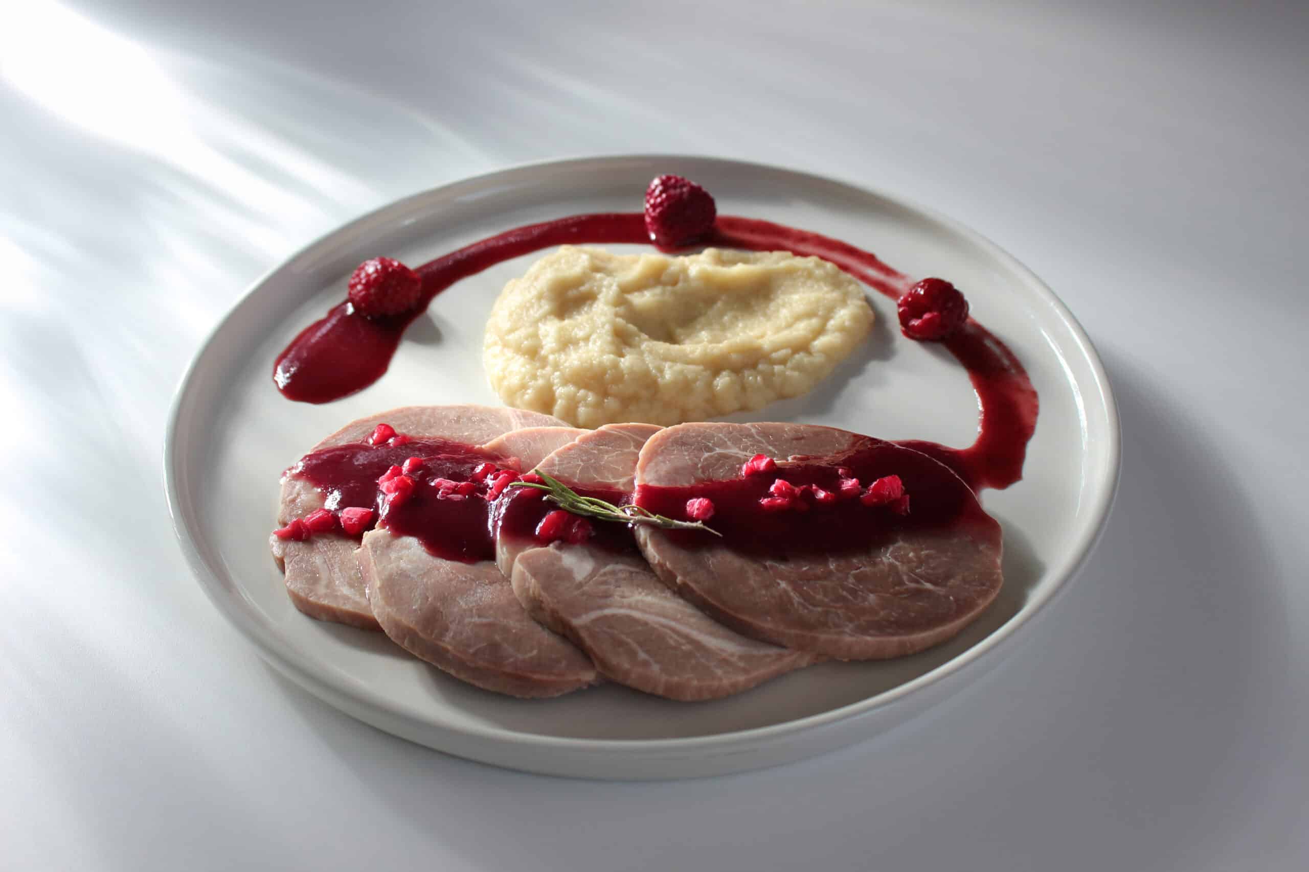 Lire la suite à propos de l’article RÔTI DE PORC, PURÉE DE PANAIS & SA SAUCE À LA FRAMBOISE